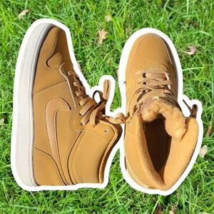 Nike Ebernon High-Top in Wheat